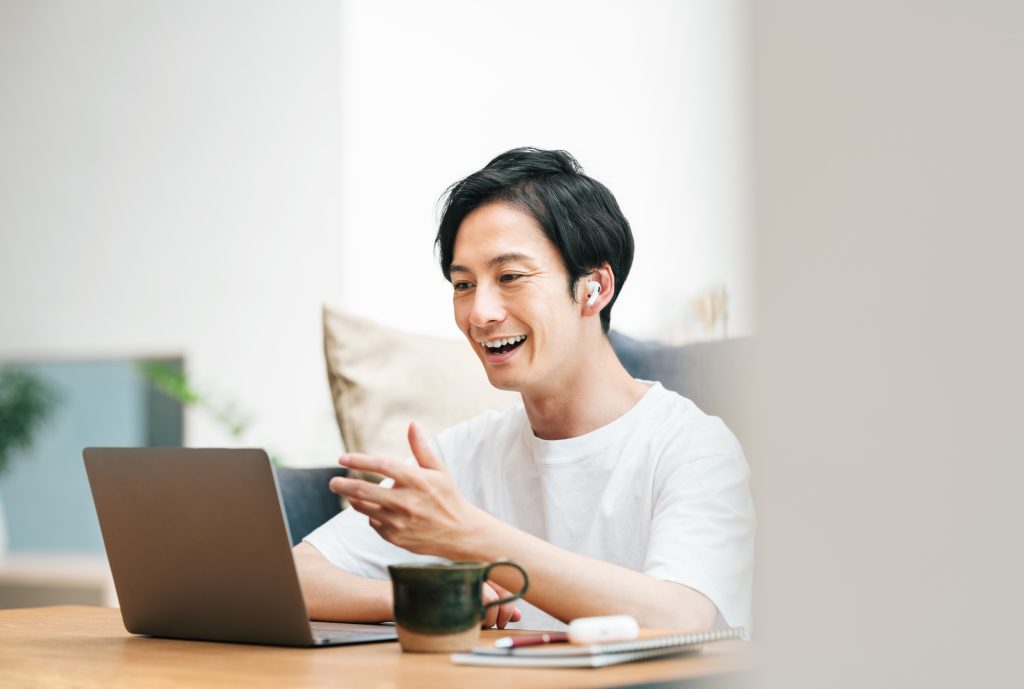 Web打ち合わせ/パソコン/リモートワーク/男性
